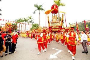 Kiệu được rước tới trước sân Đền Thượng.