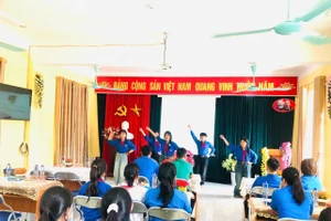 Tiết mục văn nghệ do học sinh nhà trường biểu diễn.