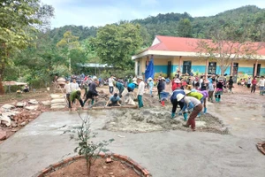 Những khoảng sân trường được làm bằng bê tông sạch sẽ, tạo sân chơi an toàn cho trẻ.