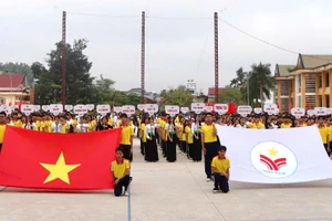 Các đoàn vận động viên thực hiện nghi thức trong lễ khai mạc.