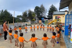 Một buổi học của cô trò nhà trường.