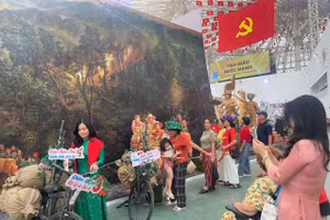 Du khách tham quan, trải nghiệm tại không gian trưng bày của tỉnh Điện Biên.