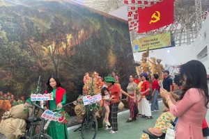 Du khách tham quan, trải nghiệm tại không gian trưng bày của tỉnh Điện Biên.