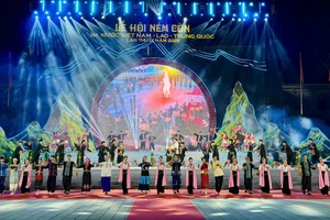 Chương trình nghệ thuật chào mừng khai mạc Lễ hội ném còn có sự tham gia của gần 200 diễn viên, nghệ nhân đến từ các đoàn Điện Biên, Lai Châu, Phong-sa-ly, huyện Giang Thành và thành phố Phổ Nhĩ.