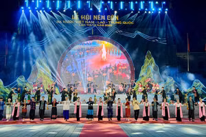 Chương trình nghệ thuật chào mừng khai mạc Lễ hội ném còn có sự tham gia của gần 200 diễn viên, nghệ nhân đến từ các đoàn Điện Biên, Lai Châu, Phong-sa-ly, huyện Giang Thành và thành phố Phổ Nhĩ.