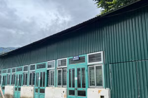 Những dãy nhà tạm nhà trường đang tận dụng để duy trì việc học.