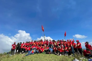 Khoảnh khắc đoàn leo núi chinh phục đỉnh Tát Én