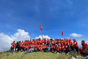 Khoảnh khắc đoàn leo núi chinh phục đỉnh Tát Én