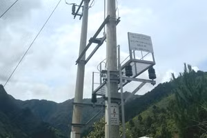 Vị trí cháu T.A.T. gặp nạn, nằm ở giàn sắt giữa cột điện 35kV.