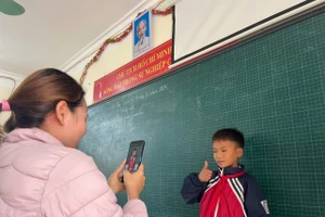 Cô và trò trường PTDTBT Tiểu học Mường Toong.