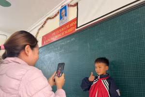 Cô và trò trường PTDTBT Tiểu học Mường Toong.