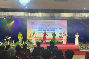 Tiết mục văn nghệ chào mừng kỷ niệm.