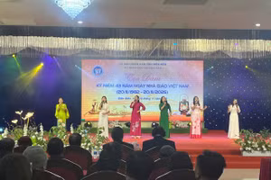 Tiết mục văn nghệ chào mừng kỷ niệm.