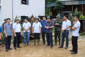 Ông Nguyễn Tiến Đạt, Bí thư Huyện ủy Mường Ảng (thứ 4 bên phải) và ông Tô Trọng Thiện, Chủ tịch UBND huyện (thứ 4 bên trái) cùng đoàn cán bộ huyện đi chỉ đạo, kiểm tra tình hình mưa lũ tại các xã. 