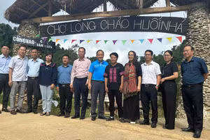 Lãnh đạo Sở Văn hóa, Thể thao và Du lịch tỉnh Điện Biên thăm mô hình du lịch cộng đồng Huổi Nhả.