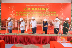 Các đại biểu thực hiện nghi thức động thổ.