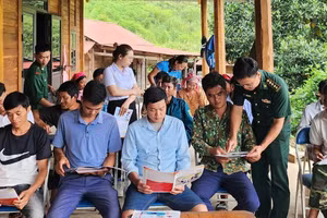 Người dân xã Sín Thầu lắng nghe bộ đội biên phòng giải thích các quy định pháp luật gắn với đời sống hằng ngày.