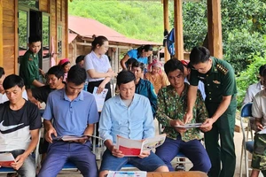 Người dân xã Sín Thầu lắng nghe bộ đội biên phòng giải thích các quy định pháp luật gắn với đời sống hằng ngày.