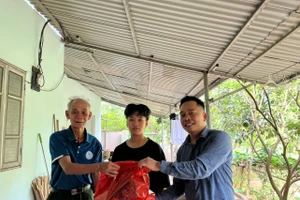 Đại diện Báo Giáo dục và Thời đại thăm hỏi, tặng quà cho học sinh Trần Ngọc Hân. (Trần Ngọc Hân là 1/18 học sinh có hoàn cảnh đặc biệt khó khăn được Báo Giáo dục và Thời đại cùng Nhóm thiện nguyện Hoa Hoàng kết nối đỡ đầu).