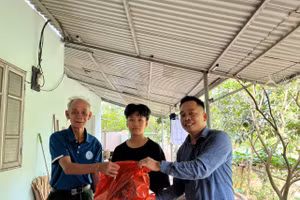 Đại diện Báo Giáo dục và Thời đại thăm hỏi, tặng quà cho học sinh Trần Ngọc Hân. (Trần Ngọc Hân là 1/18 học sinh có hoàn cảnh đặc biệt khó khăn được Báo Giáo dục và Thời đại cùng Nhóm thiện nguyện Hoa Hoàng kết nối đỡ đầu).