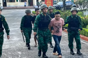 Lực lượng chức năng áp giải các đối tượng giải để phục vụ công tác điều tra.