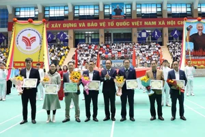 Ban tổ chức trao chứng nhận cho các nhà tài trợ.