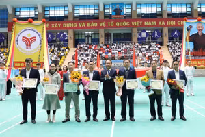 Ban tổ chức trao chứng nhận cho các nhà tài trợ.