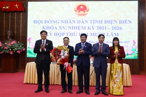 Lãnh đạo tỉnh Điện Biên tặng hoa chúc mừng ông Nguyễn Văn Đoạt (thứ 2 bên trái).