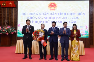 Lãnh đạo tỉnh Điện Biên tặng hoa chúc mừng ông Nguyễn Văn Đoạt (thứ 2 bên trái).