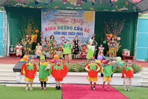 Cô trò nhà trường trong Ngày hội Dinh dưỡng của Bé.