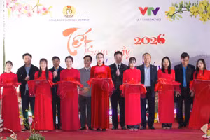 Các đại biểu cắt băng khánh thành 4 công trình nước sạch cho 4 trường bán trú thuộc xã Trạm Tấu.