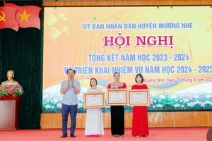 Thừa ủy quyền của Thủ tướng Chính phủ, ông Bùi Minh Hải - Bí thư Huyện ủy Mường Nhé trao Bằng khen cho 3 giáo viên có thành tích xuất sắc.