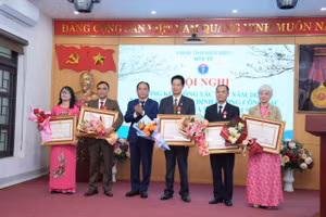 Trao Huân chương Lao động hạng Nhì, Ba cho các cá nhân.