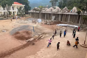 Thầy trò nhà trường cùng khắc phục khó khăn về sân chơi tạm thời trong thời điểm công trình mới đang được xây dựng.