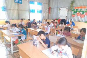 Dù đã được quan tâm, song nhiều trường lớp ở Nà Bủng vẫn còn tạm bợ, cần được đầu tư kiên cố.