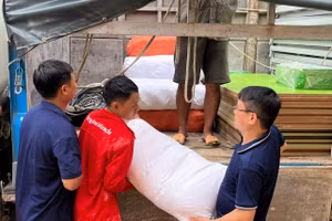 Báo Giáo dục và Thời đại kết nối hỗ trợ thầy trò các trường tại Mường Luân bị ảnh hưởng do thiên tai.