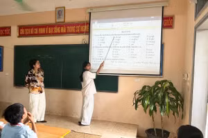Cô trò Trường PTDTBT THCS Nà Hỳ.