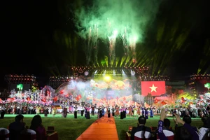 Toàn cảnh chương trình khai mạc Festival Tinh hoa Tây Bắc - Điện Biên năm 2025.