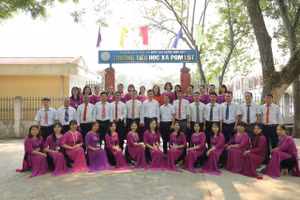 Tập thể sư phạm nhà trường chụp ảnh lưu niệm.