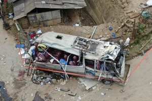 Xe khách biển Hà Nội biến dạng sau vụ tai nạn thương tâm tại xã Phình Hồ (Lào Cai).