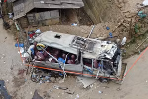 Xe khách biển Hà Nội biến dạng sau vụ tai nạn thương tâm tại xã Phình Hồ (Lào Cai).