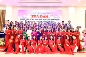 Các đại biểu tham dự tọa đàm cùng tập thể sư phạm nhà trường chụp ảnh lưu niệm.