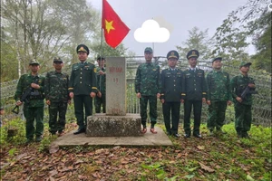 Ông Đặng Thành Huy - Bí thư Đảng ủy xã Sín Thầu (thứ 5 từ phải vào) cũng cán bộ chiến sĩ lực lượng vũ trang tuần tra cột mốc.