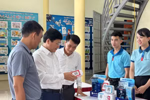 Ông Mùa A Vảng (thứ 2 tính từ bên trái).