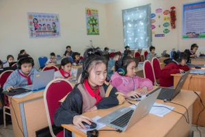 Học sinh Trường PTDTBT TH Trần Văn Thọ, xã Mường Nhé, tỉnh Điện Biên trong giờ Tin học.