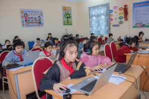 Học sinh Trường PTDTBT TH Trần Văn Thọ, xã Mường Nhé, tỉnh Điện Biên trong giờ Tin học.
