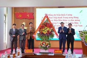 Ông Trần Quốc Cường - Bí thư Tỉnh ủy Điện Biên (thứ 2 bên trái) tặng hoa chúc mừng thầy cô trường Cao đẳng Y tế Điện Biên nhân Ngày Nhà giáo Việt Nam.