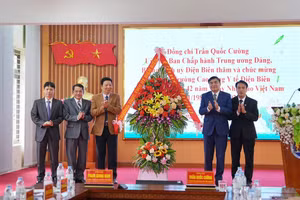 Ông Trần Quốc Cường - Bí thư Tỉnh ủy Điện Biên (thứ 2 bên trái) tặng hoa chúc mừng thầy cô trường Cao đẳng Y tế Điện Biên nhân Ngày Nhà giáo Việt Nam.