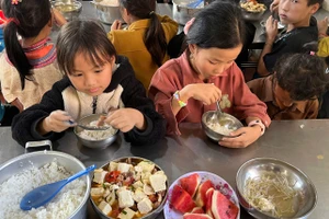 Một bữa ăn bán trú của học sinh Trường PTDTBT Tiểu học Phìn Hồ.