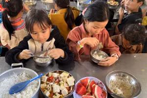 Một bữa ăn bán trú của học sinh Trường PTDTBT Tiểu học Phìn Hồ.